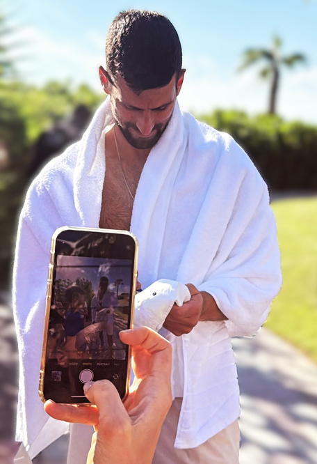 德约科维奇  被人追着拍了好几天果照，终于找了条毛巾披上 老父亲真不见外