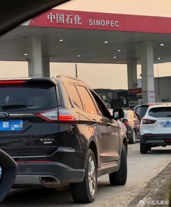 中国石化提示提前错峰加油中国石化温馨提示：别扎堆！错峰加油更省心，还能少花冤枉钱