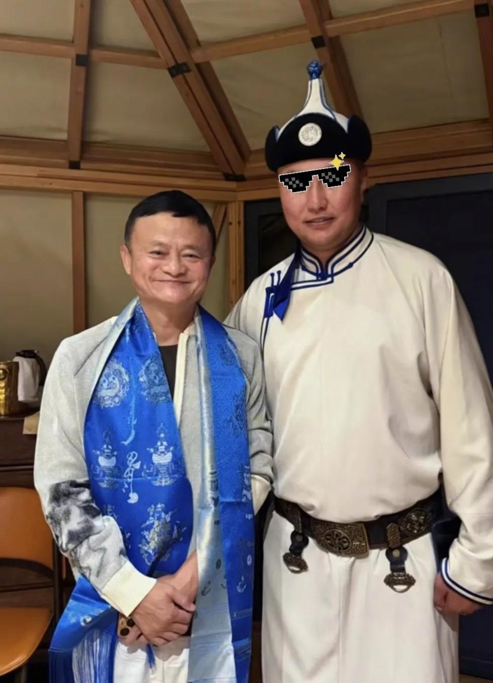 马云现身内蒙古大草原，到当地牧民的家里做客，他穿上了蒙古袍子，笑得好开心，看起来
