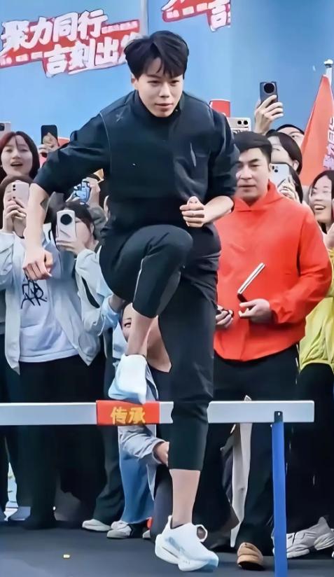 没有10万存款的冠军，终于迎来品牌商的代言。

特步，王老吉有眼光！之前太多人讨