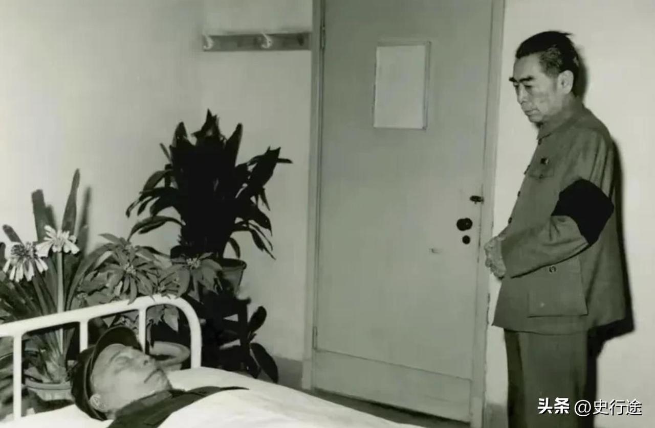 1972年1月6日，敬爱的周恩来总理向老战友陈毅元帅遗体告别，泪目


那天下午