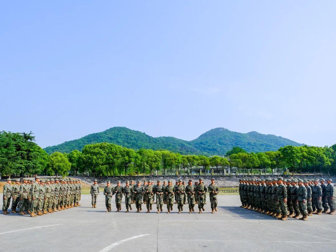 在高考志愿选择中，军校一直是热度高、竞争大的方向。对同学们来说，军旅生涯代表着热