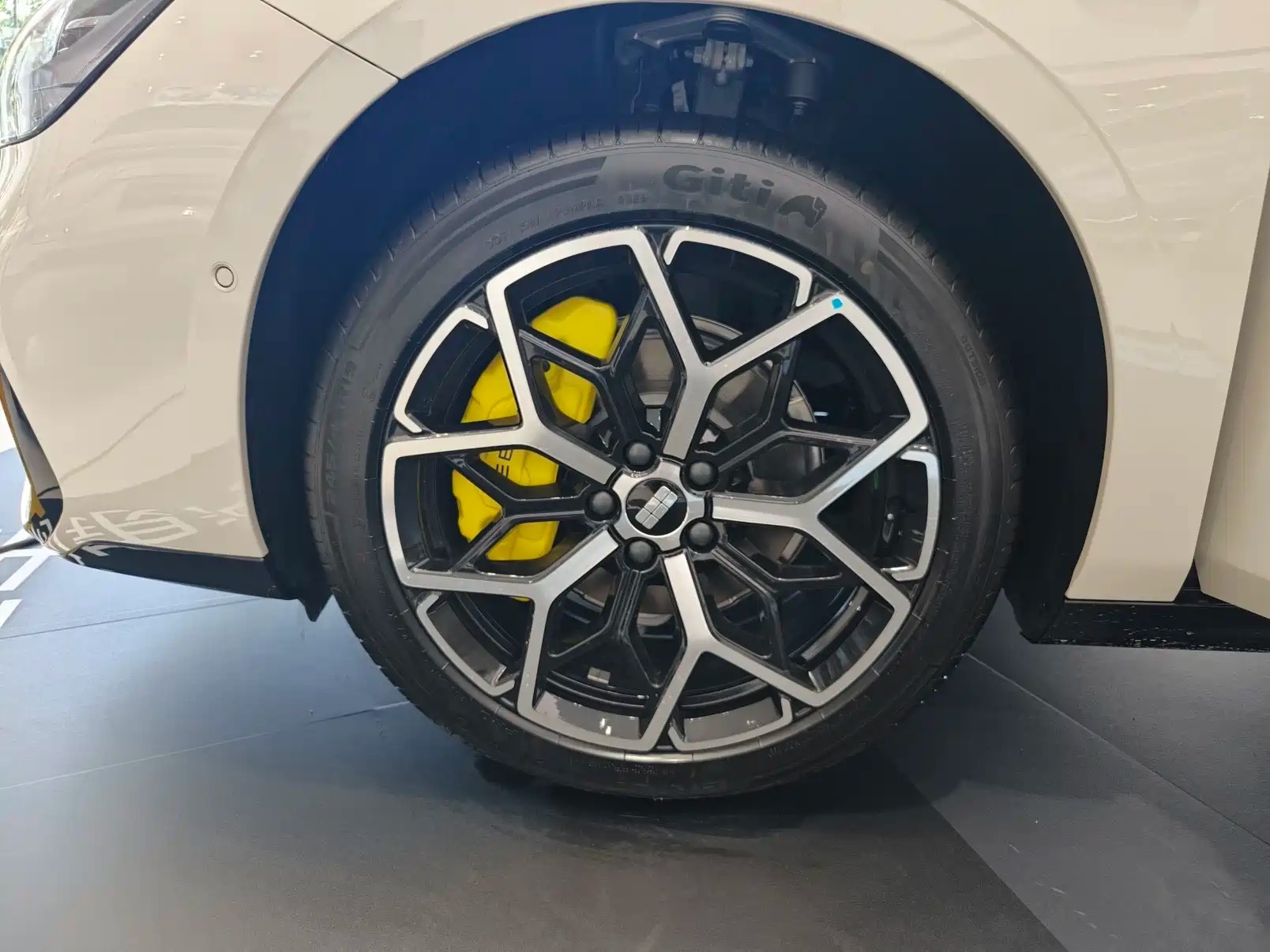 吉利银河TT于2026年9月正式上市，定位大型新能源轿车，整车尺寸5120×19