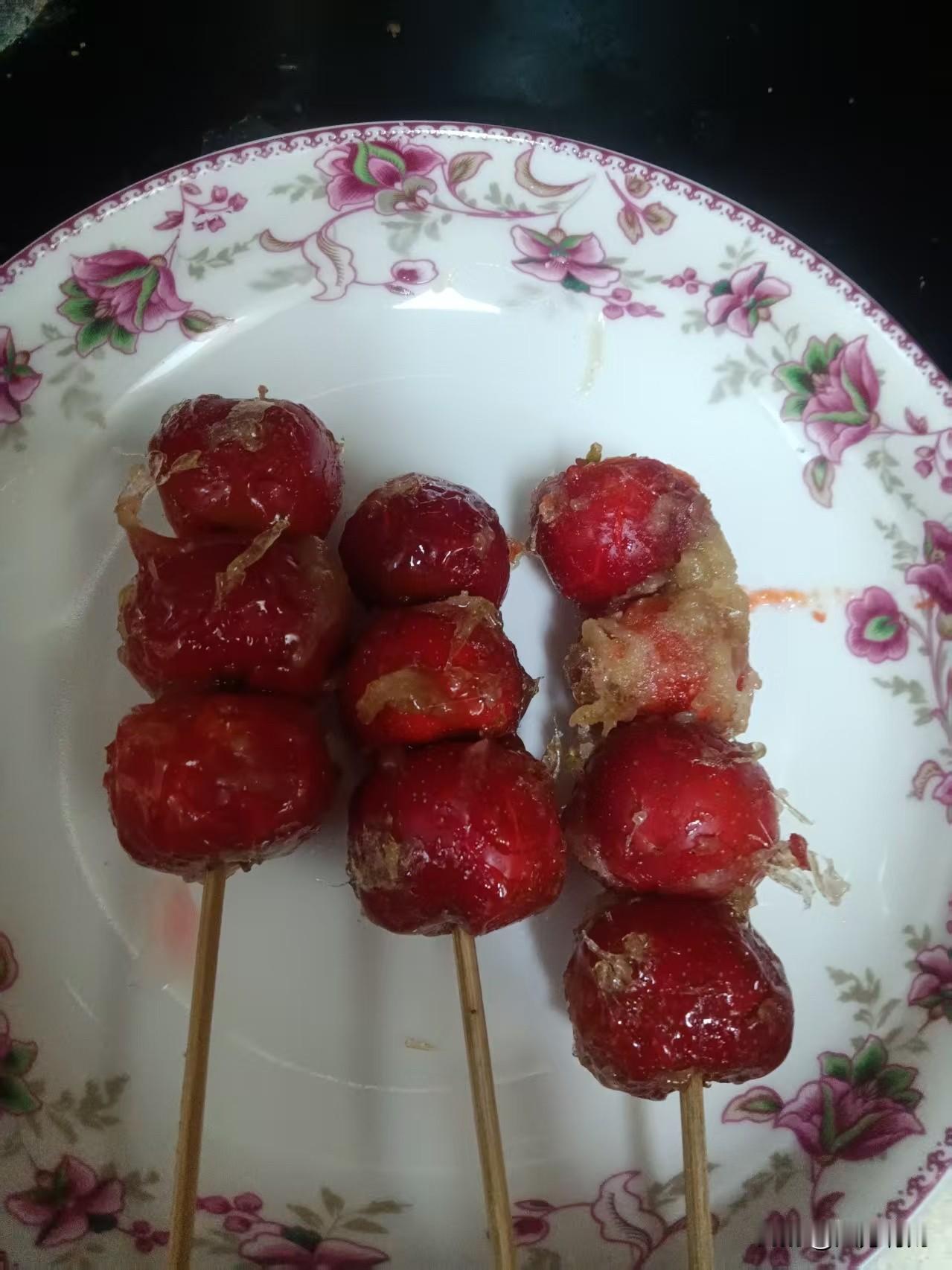 但自己亲手熬糖、串果的过程超有成就感，咬上一口，酸甜的山楂果肉在嘴里爆开，外层的