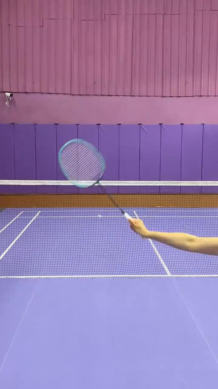 这是错的封网。
·1、拍面向前压。
·2、引拍幅度大，球速慢无威胁。
正确的是：