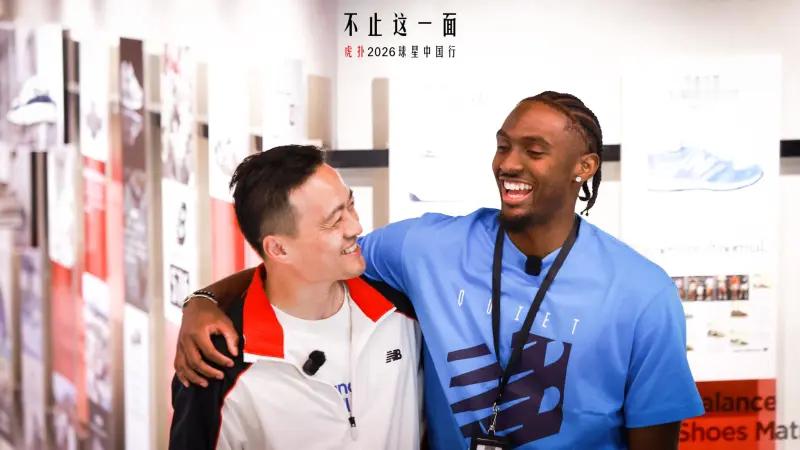 马克西新入职New Balance，佩戴工牌与员工们展开亲密互动，展现出极强的亲