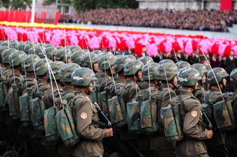 朝鲜是世界上公认的穷国，在经济、军事实力上明显不如韩国，凭什么保卫自己的安全，与