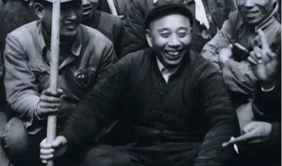 1952年，王震在新疆先斩后奏，惊动了毛主席。毛主席愤怒地撤销了王震在新疆的所有