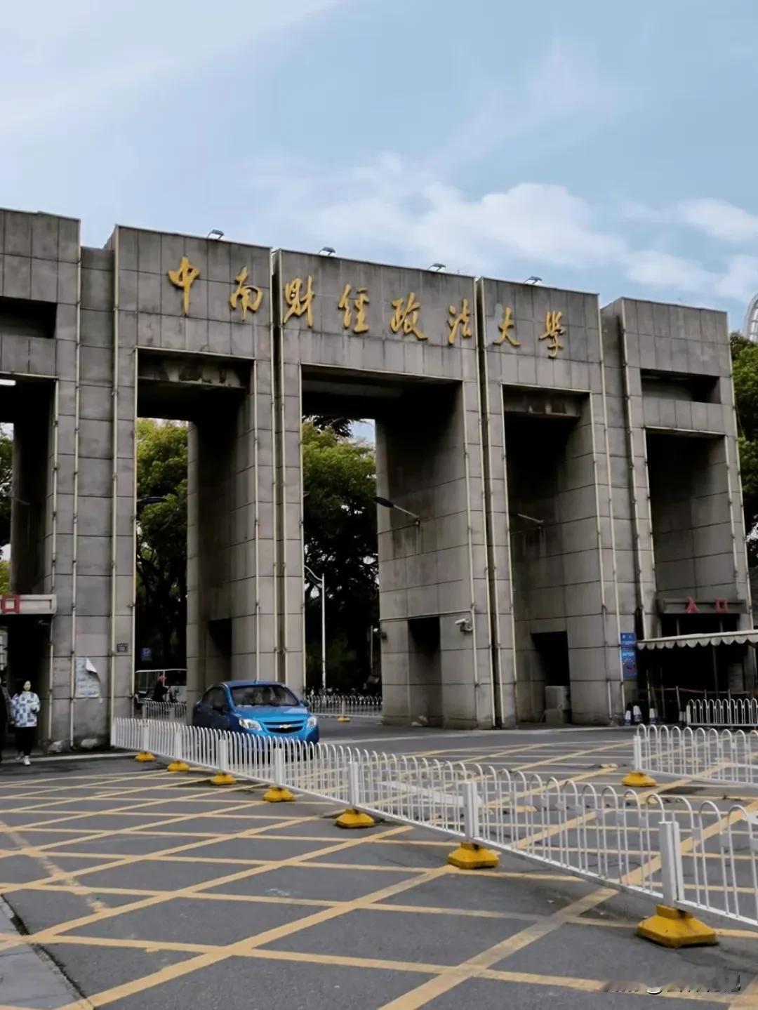 武汉一高校男扮女装替考被抓！校方果断通报：舞弊学生拟开除学籍

男扮女装混入考场