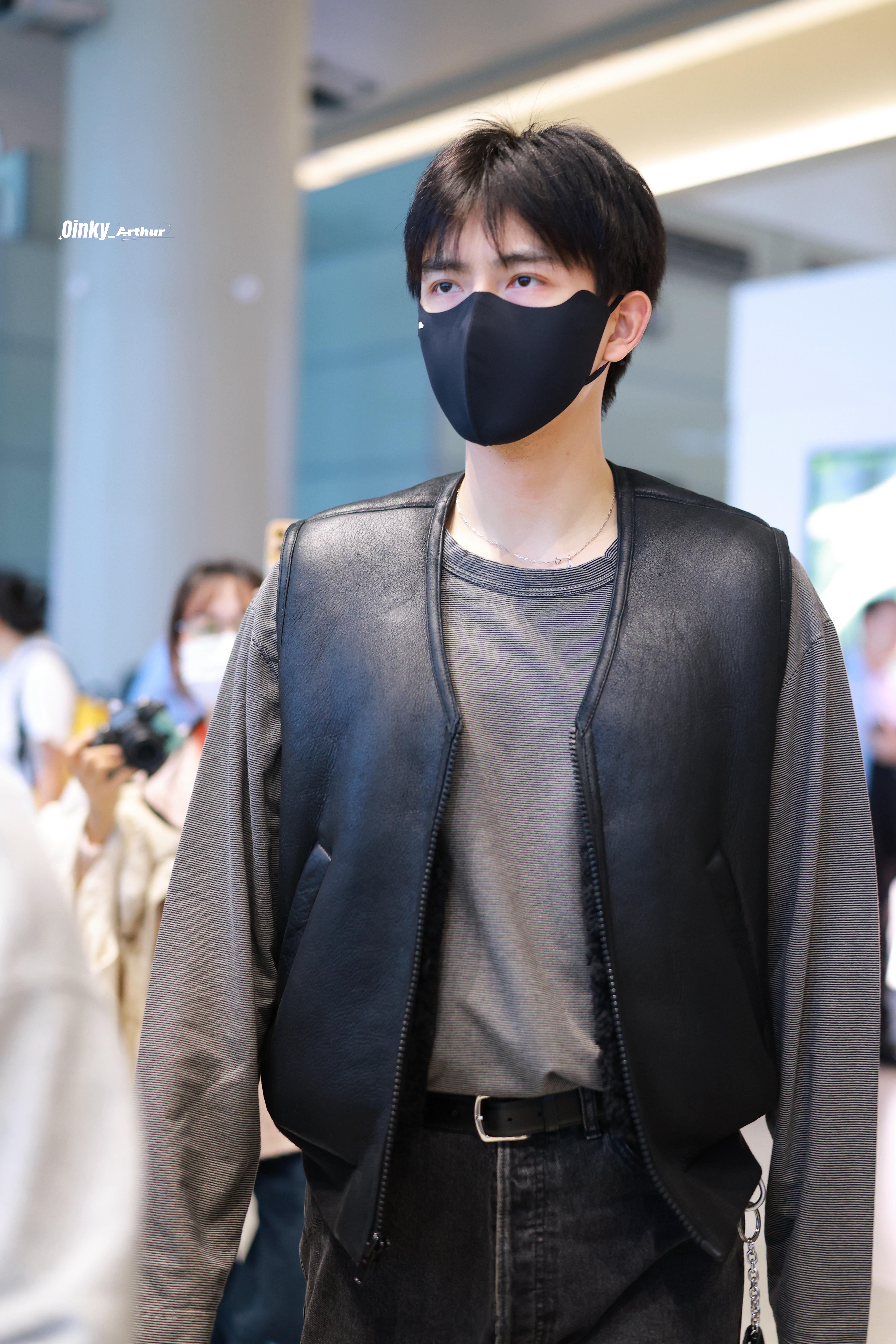 陈飞宇出发参加星光大赏路透来了！期待陈飞宇星光大赏红毯造型啦！星光大赏出发