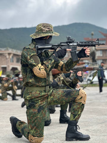 白色橄榄树萨辛又变成一个人了 萨辛变得跟以前不一样了，那么的阳光那么的活泼，并且