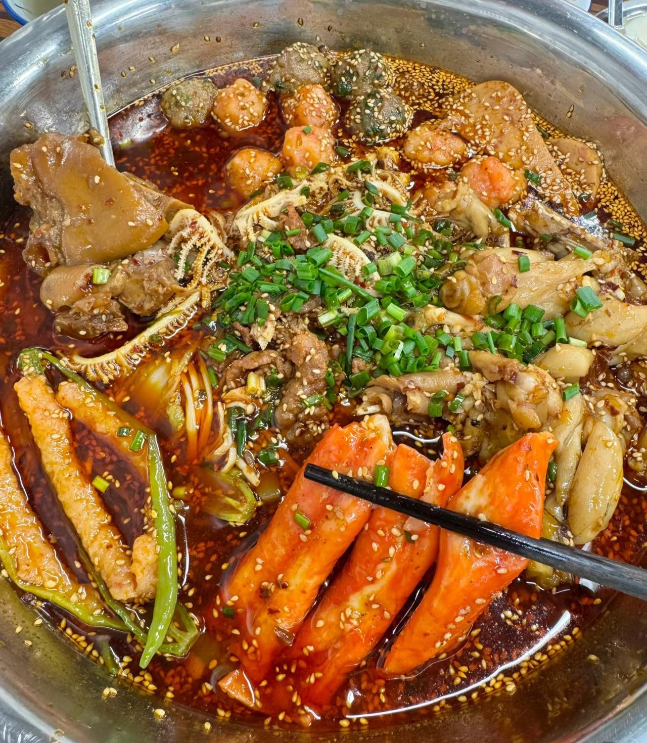 我真的是太喜欢吃冒菜了！
在所有的成都美食里面，
我最喜欢的应该就是冒菜了。
对