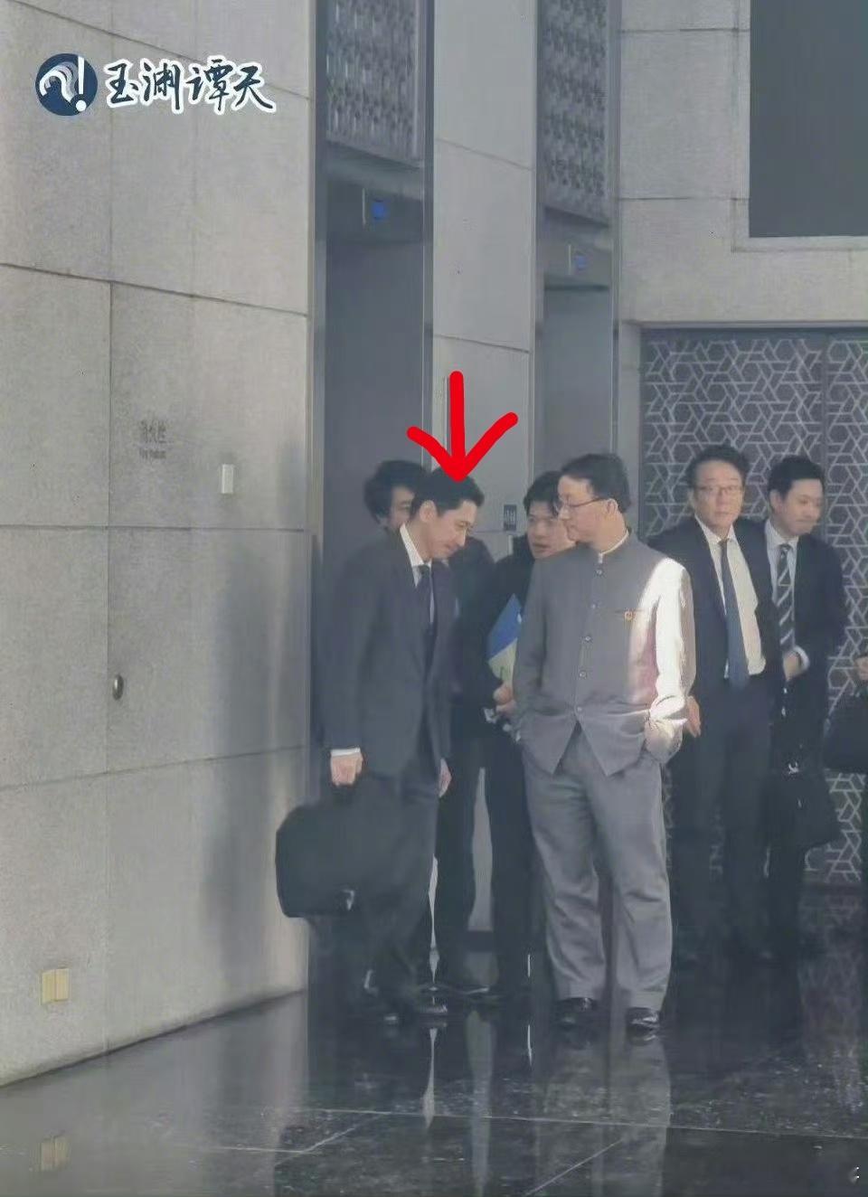 这个提问的记者也是个SB吧 的相关内容，来智搜看看。