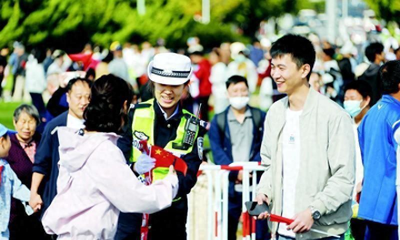 大连公安交警全员上岗：守护平安 这里有我
国庆期间，大连市公安局交通警察支队为了