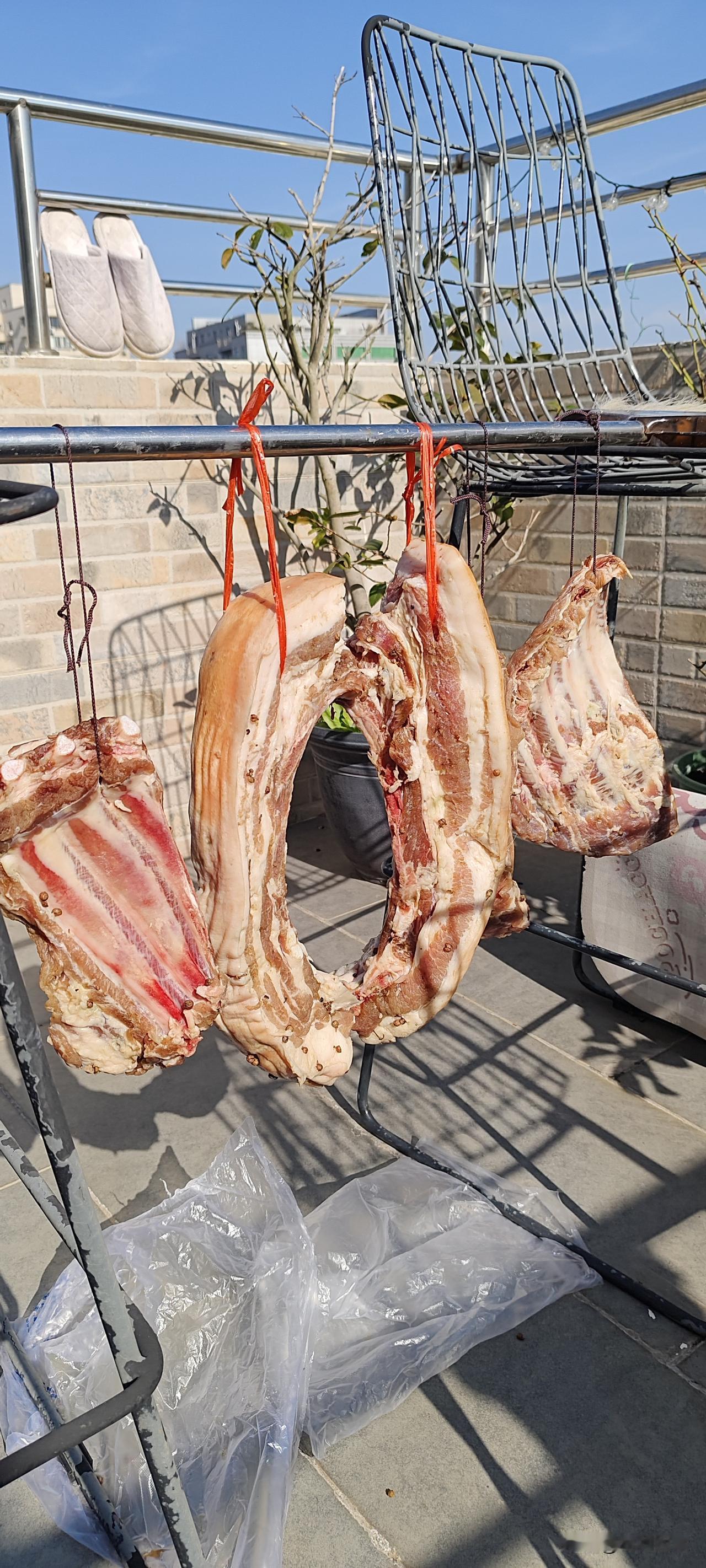 在魔都，腌制了腊肉。翻了三遍，今天拿在太阳里晾干。从家里带了一些，煮了孩子们喜欢