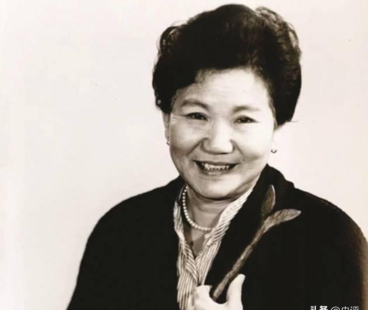 2000年，已经奄奄一息的赵丽蓉在家人的帮助下穿好寿衣，亲自立好遗嘱，然后环视了