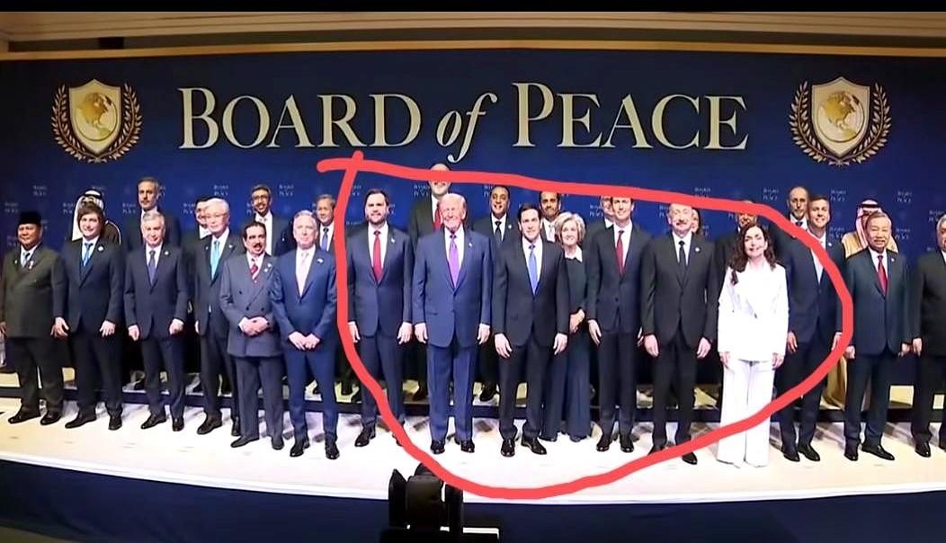 一张照片，让美国“和平委员会”的第一次会议，成了个国际笑话。
会开完了，大家站好