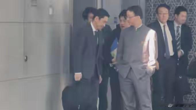 历史是最好的照相机。2025年11月19日，外交部那条走廊，让人瞬间穿越120年