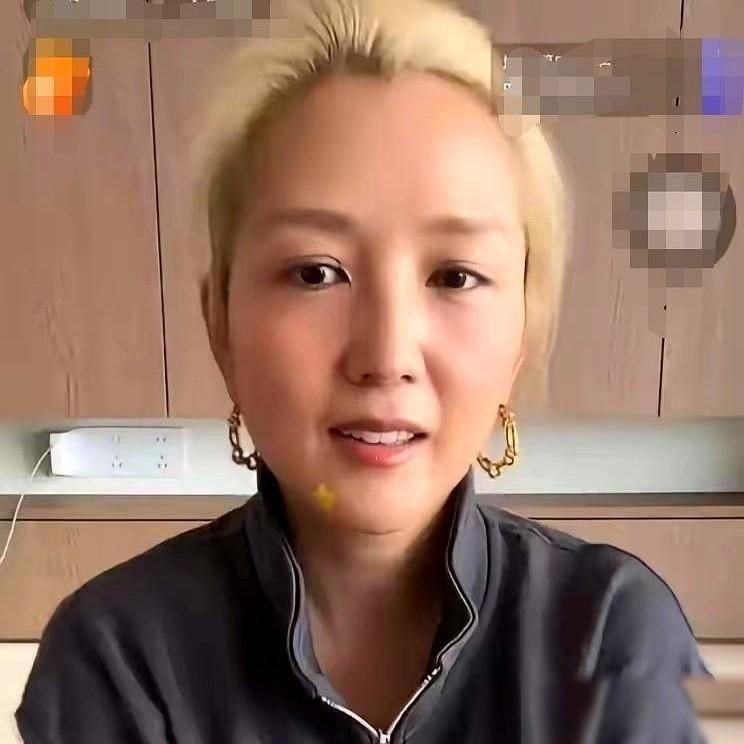 何洁官宣了，第三次。前脚处理完之前的生活，后脚就在2026年的初夏直播间里，顶着