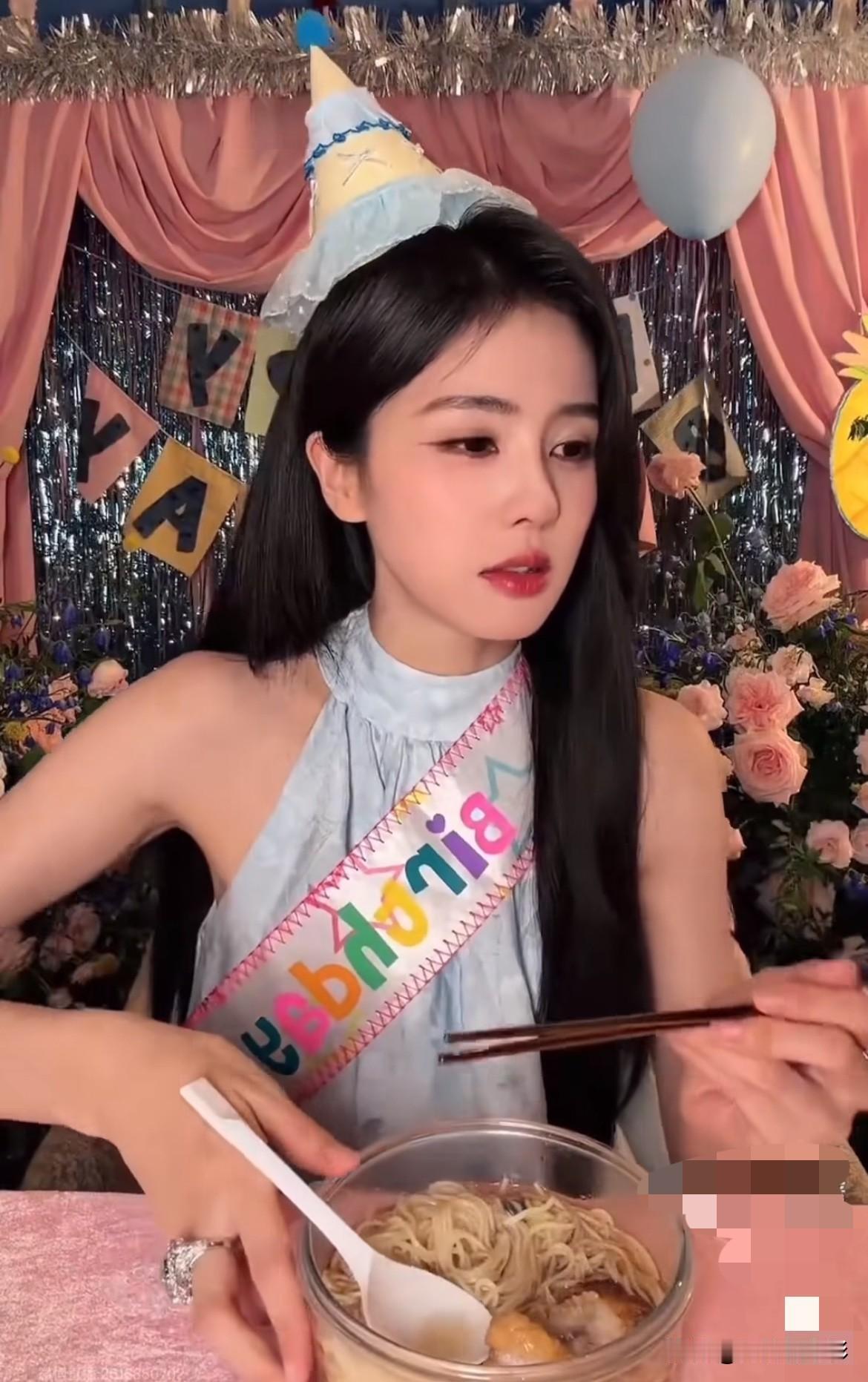 白鹿算是被网上的各种审判磨怕了。生日会直播吃面时，她坦言自己吃面的样子不好看，干