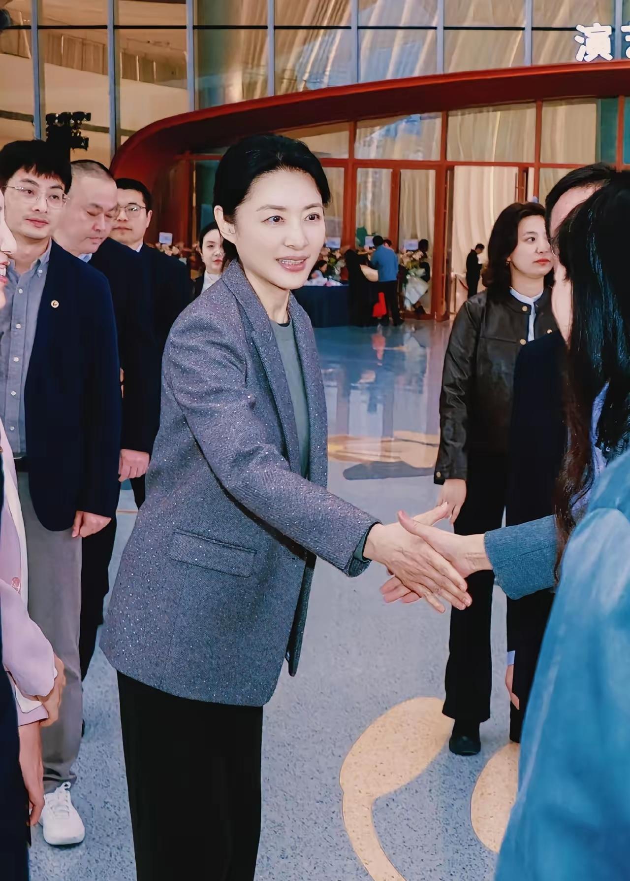 不愧是体制内的女人，快60岁的人了，气质依旧从容又耀眼。

岁月仿佛偏爱她，这么