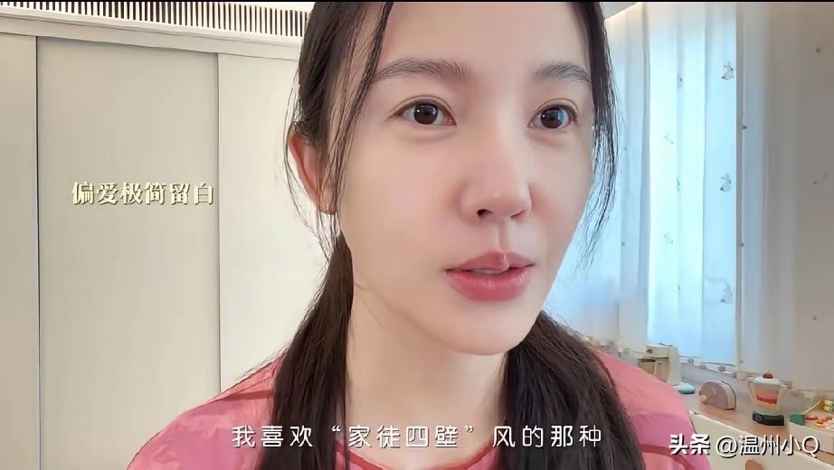 杨子姗不愧是有超级洁癖的人，把家收拾得井然有序，窗明几净，一尘不染。关键她家还有