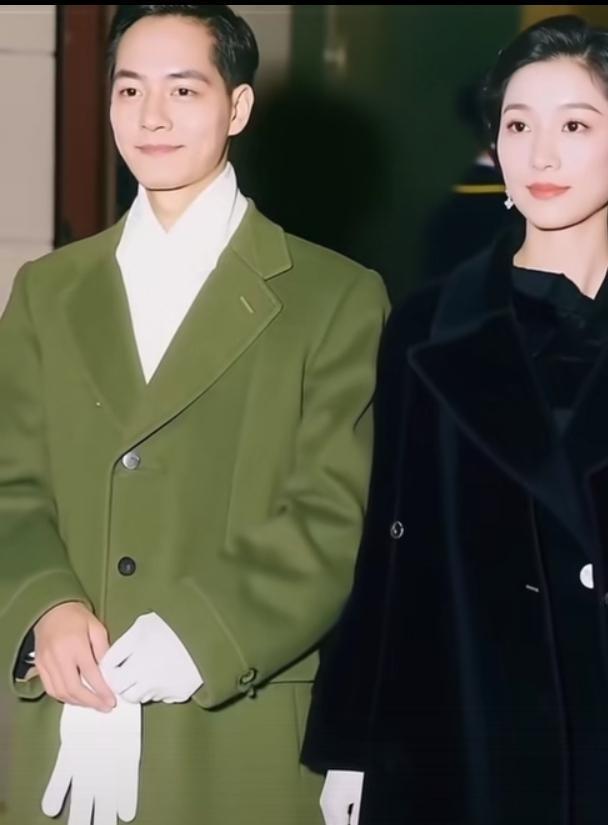 上天给他帅气的外表也就罢了，偏偏还给他超凡脱俗的气质，儒雅干练，睿智精悍。

给