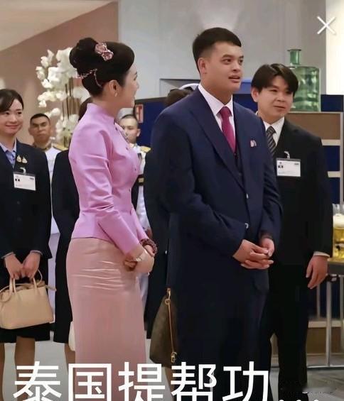 诗妮娜贵妃不敢给泰王生孩子，她只能给西拉米带儿子。提帮功王子亲妈失宠后只有诗妮娜