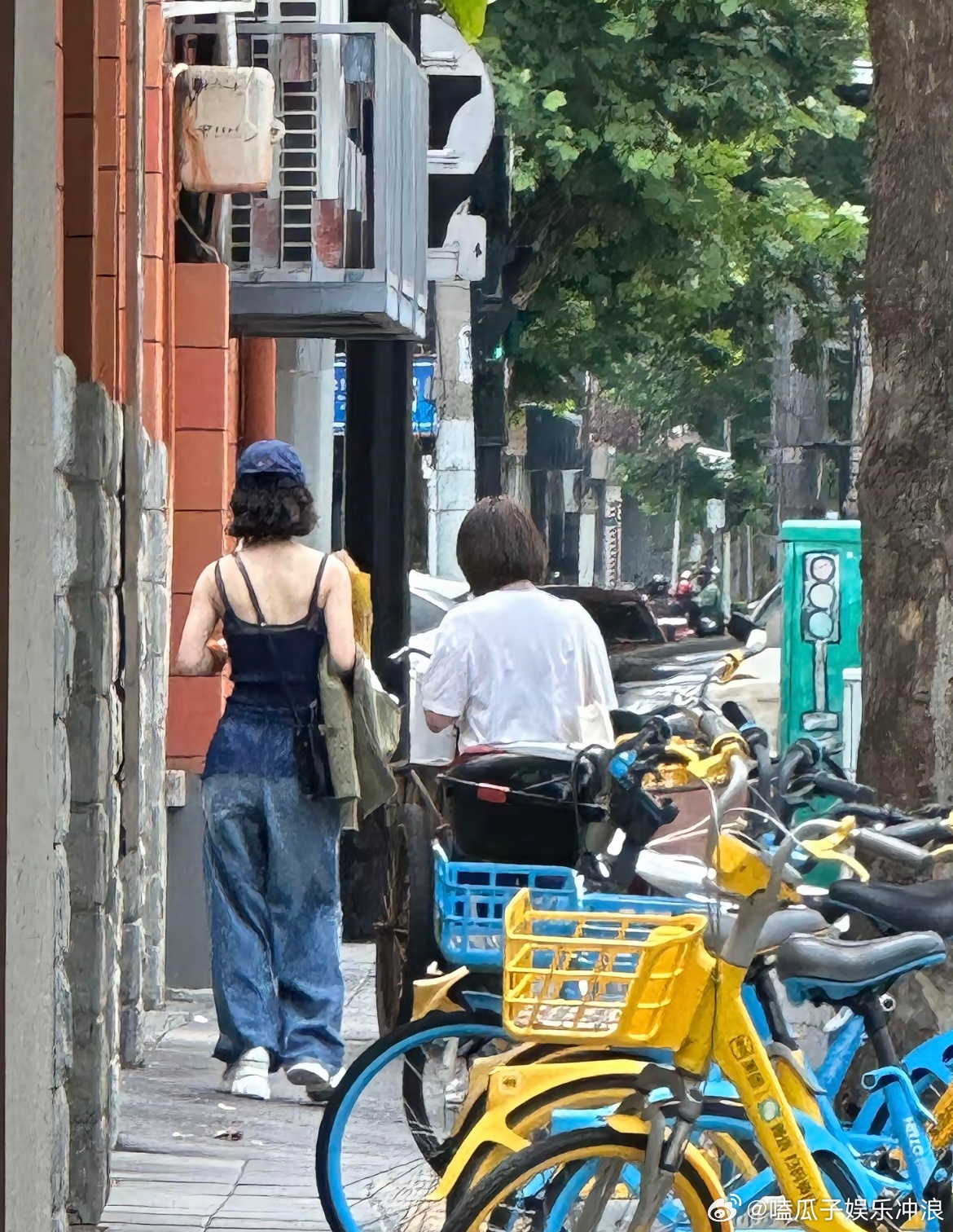偶遇赵丽颖穿吊带逛街真的很佩服赵丽颖，休整归来后整个人的气质都升华了。无论是公开