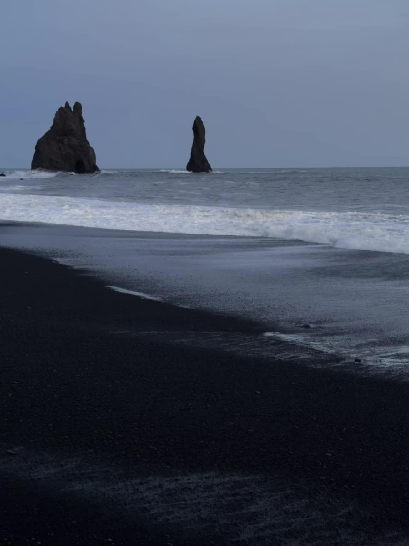 用什么文字去描述冰岛🇮🇸？ "黑沙与白浪私语，地心的温度漫过苔原...