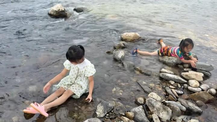 和孙女通话
孙女和她妈妈去辽宁姥姥家已经有二十来天了，我总是想她，想她就给她打手