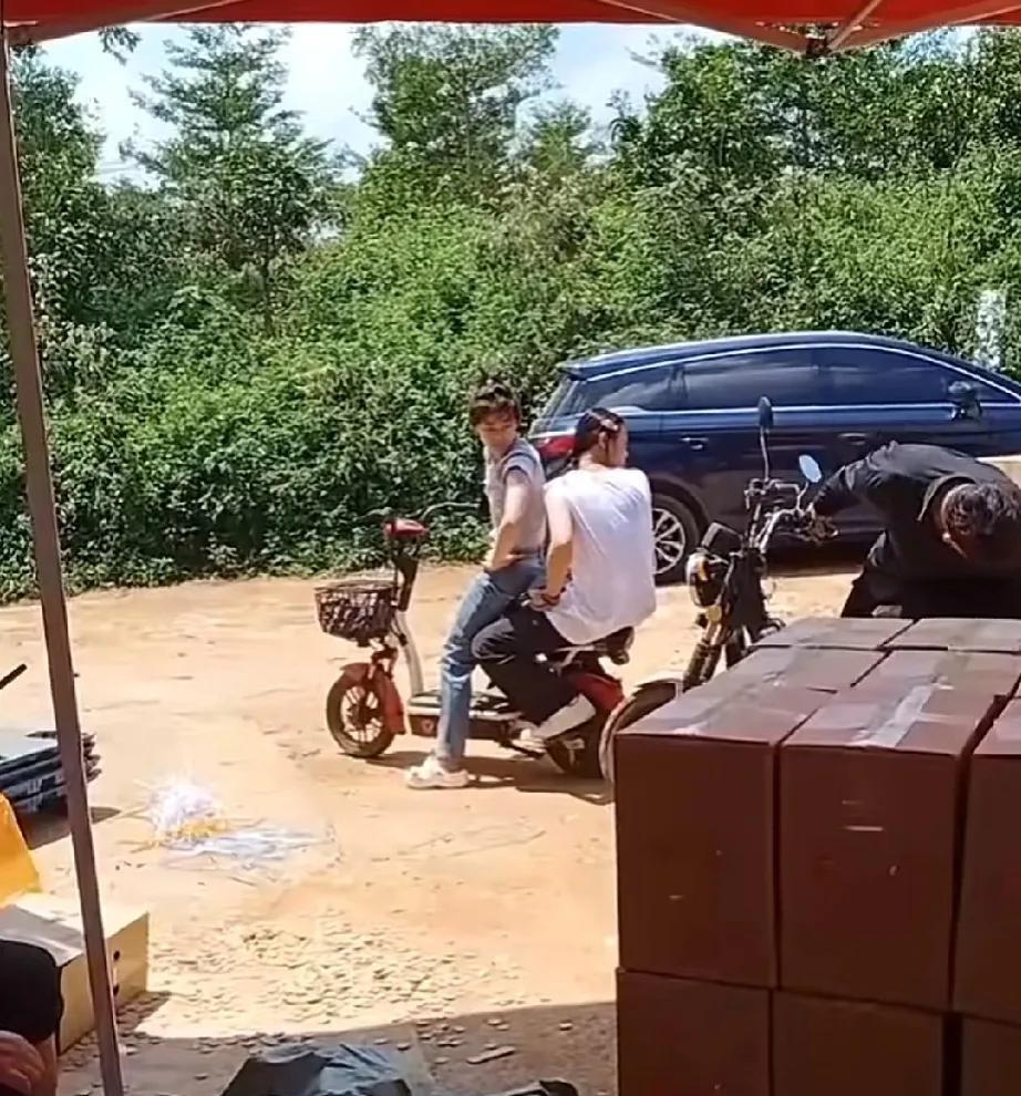 回到家后，全红婵根本坐不住。她骑上电动车，带着哥哥来到了果园。之后，两人一起在家