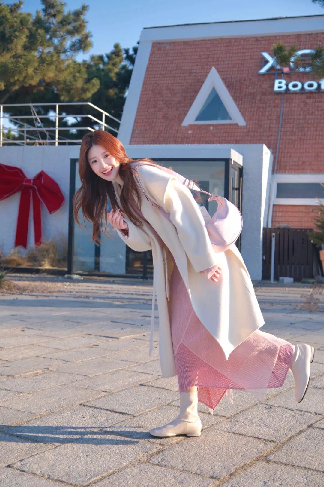 什么样的穿搭可以成为气质女神?这组照片展现了一位年轻女性在户外阳光下的多个瞬间，