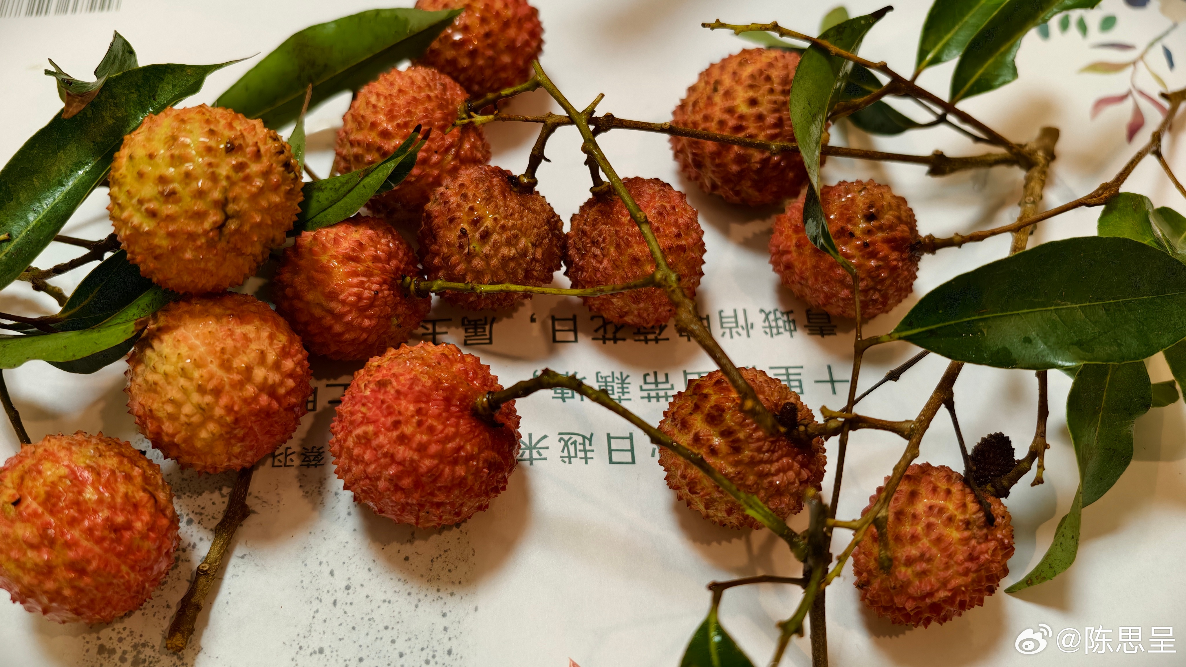 荔枝的价格跟黄金一样起伏巨大，去年一斤三块钱但摘不过来，今年一斤68块还是特惠友