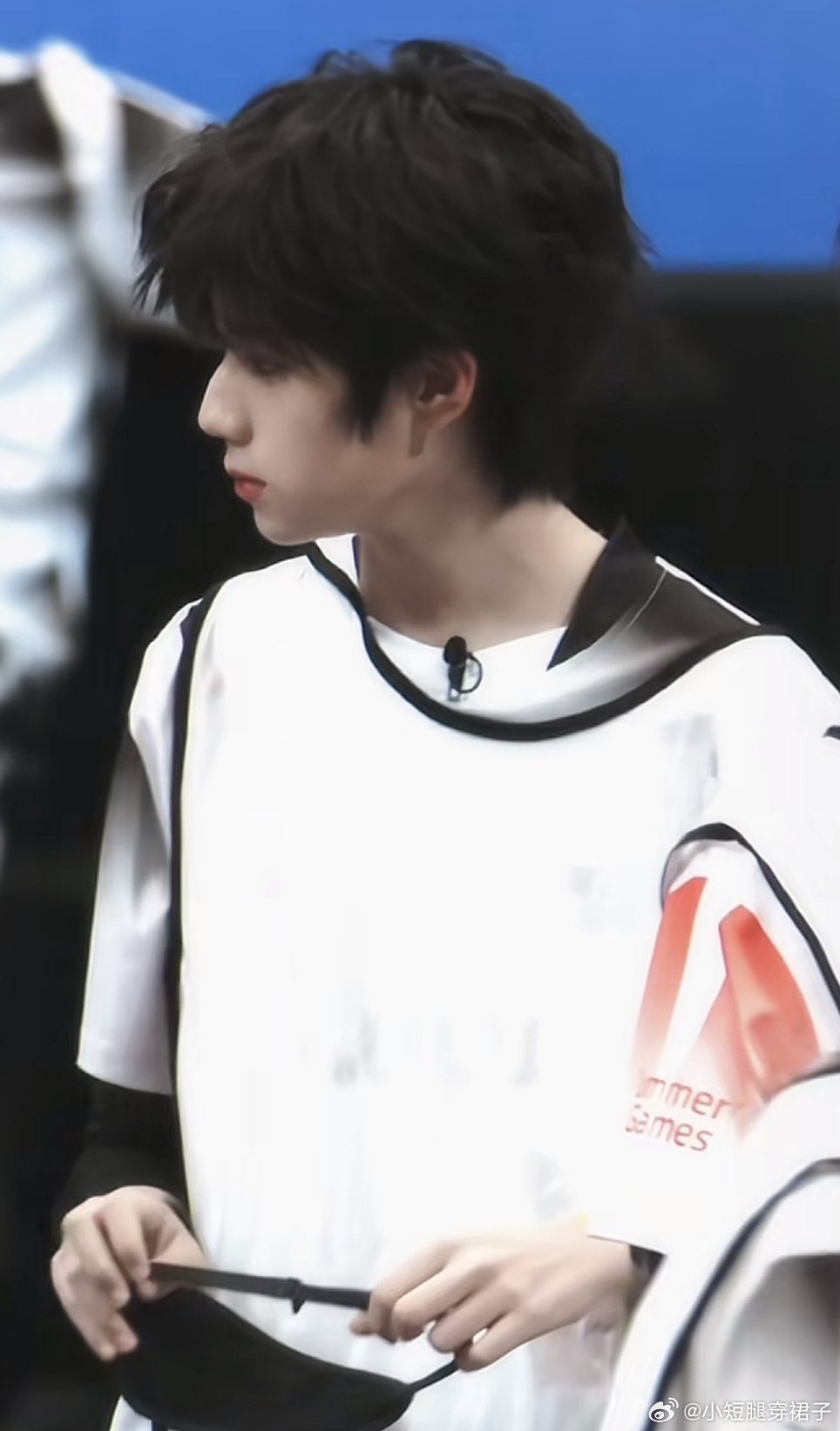 王橹杰学了新的琴谱怎么感觉王橹杰一下子就长大了，这张脸的可塑性太强了。 