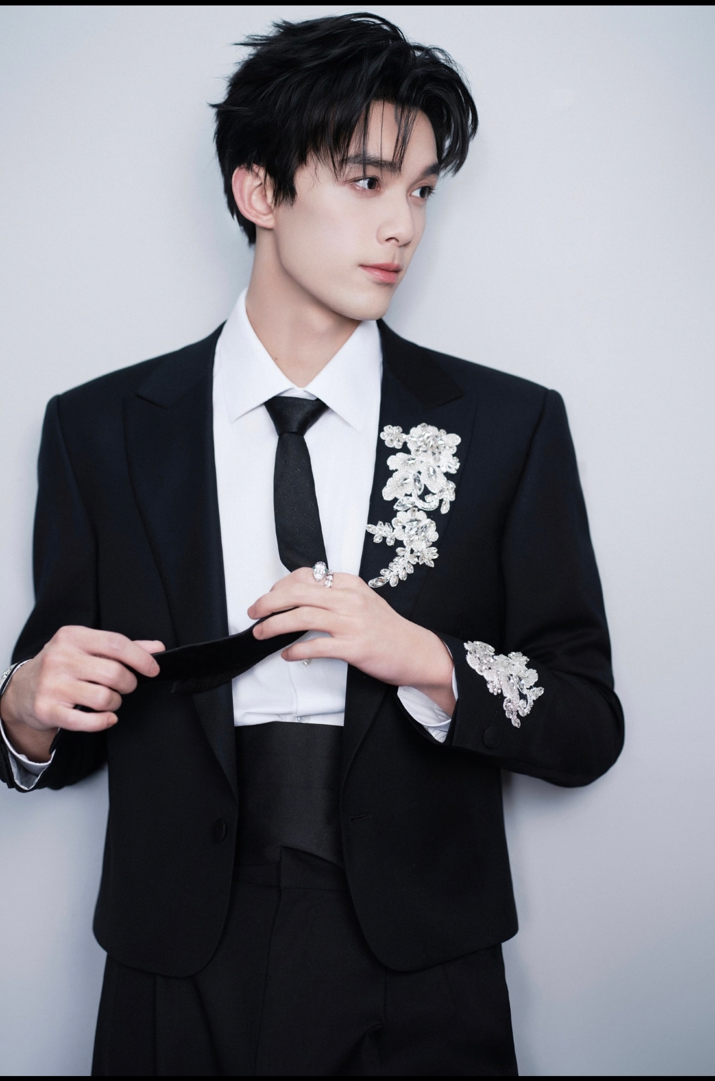 吴磊这套Look，竟然是报喜鸟高定系列，感觉这个品牌要觉醒了。