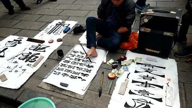 上联：
庙内无僧风扫地
下联试对：
胸中无墨脚写字

请高手不吝赐教，重在参与