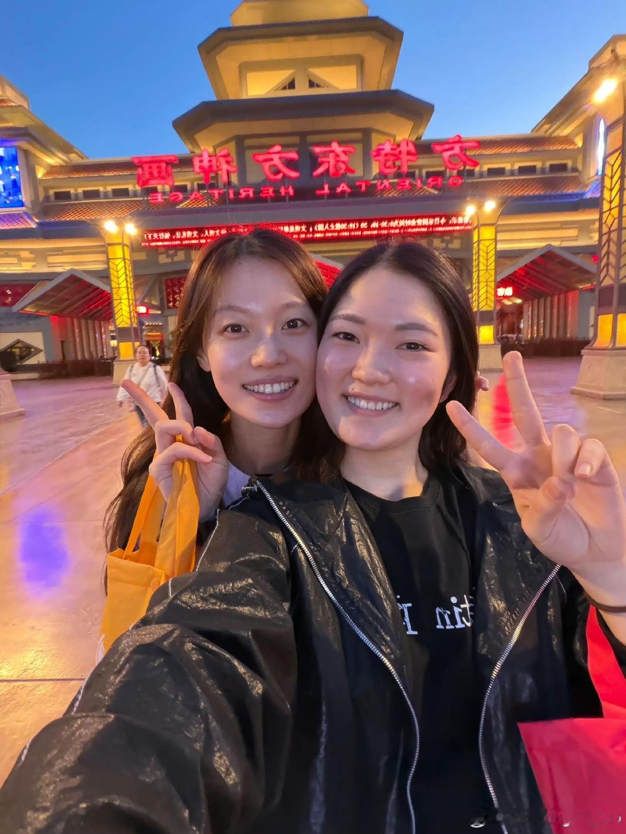 5月17日木原优美和韩菲儿一起去方特玩，两个人关系不错，贴脸拍照，各种打卡姿势，