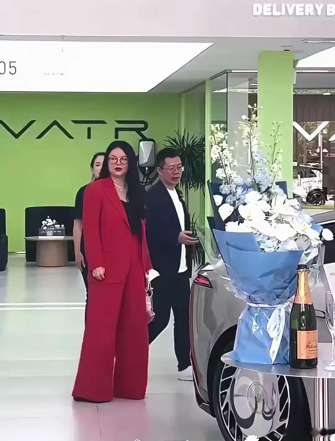 终于知道王岳伦为什么会离婚了。 ​​​