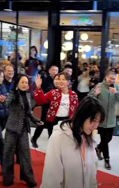 初冬的鹤岗，寒风凛冽，街头巷尾弥漫着丝丝冷意，仿佛连空气都被冻得凝固。然而，大地