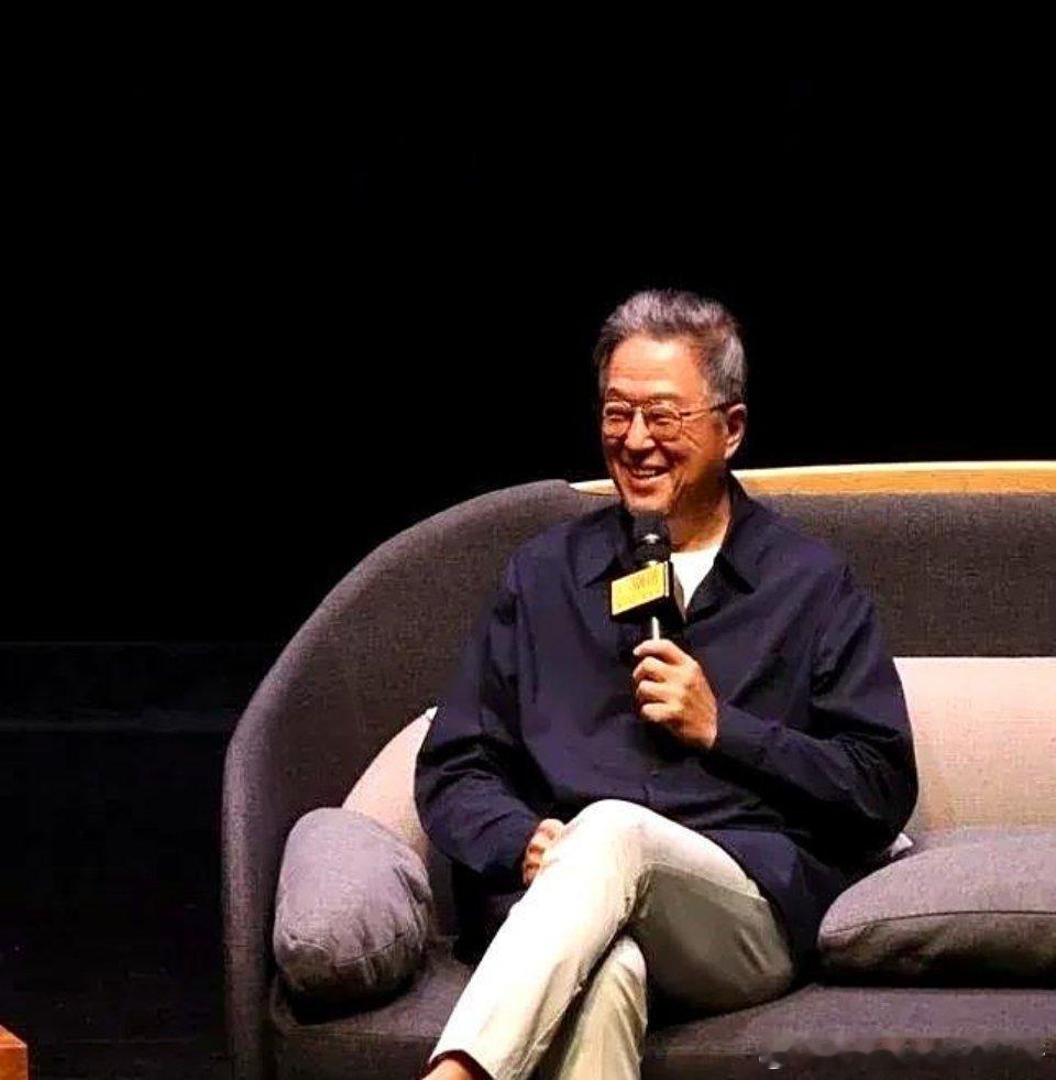 一场突如其来的争论正在撕裂娱乐圈的认知边界。 王伟忠在金宝山墓园的一句"天选论"