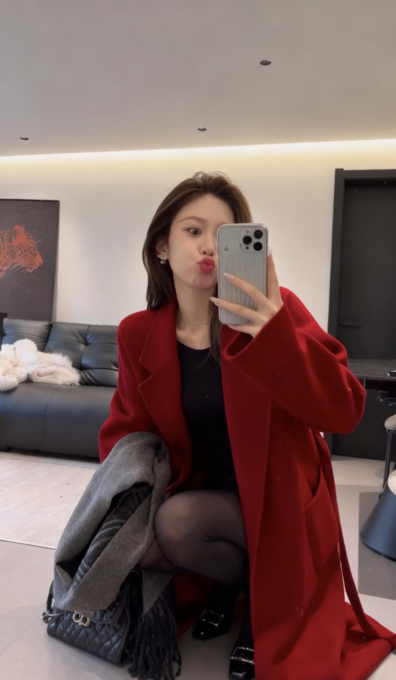 今日穿搭：优雅气场风
外套是酒红色长款毛呢大衣，版型宽松大气，颜色显白又自带吸睛