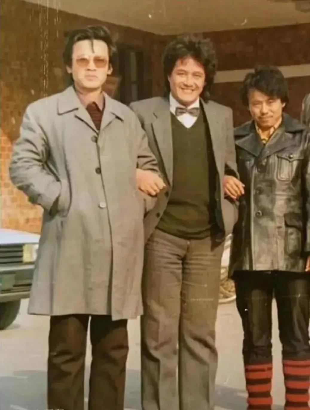 年轻时候的赵本山挺高的呀，目测有180的个子，比潘长江能高出多半头[呲牙]