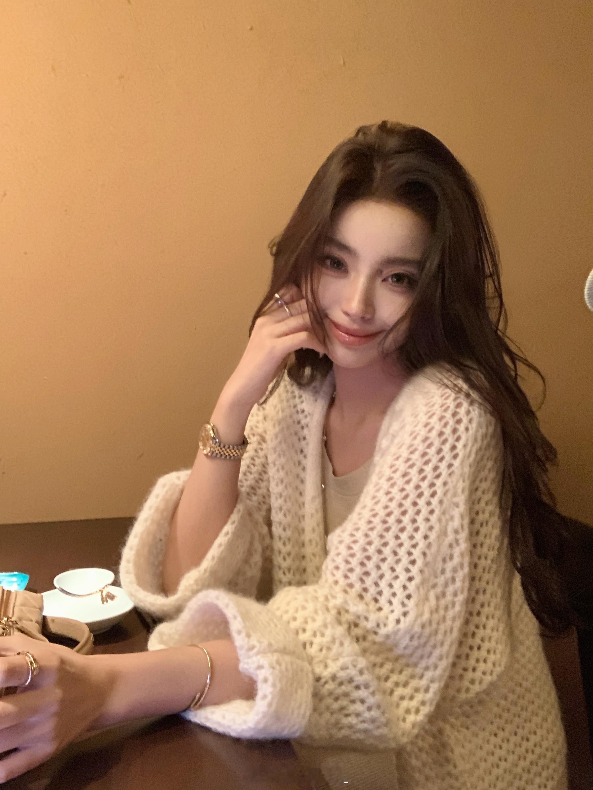 新鲜出炉哦收工吃个小日料啦～好喜欢这个小毛衫呀 奶嘟嘟滴很软很轻 餐厅空调有点猛