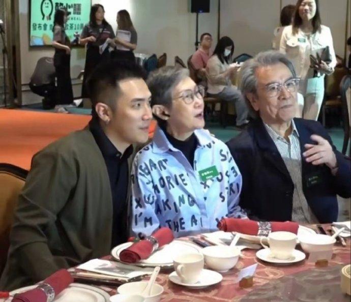 姜大卫儿子外形出众，气质不凡，在星二代中颇具颜值魅力，令人眼前一亮。 ​​​