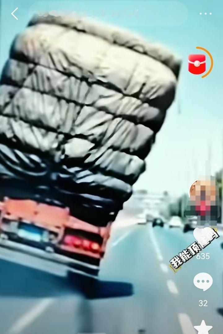 “太帅了！”一辆箱式大货车在快速行驶时，右后轮胎突然掉了，眼看车子倾斜，马上就要