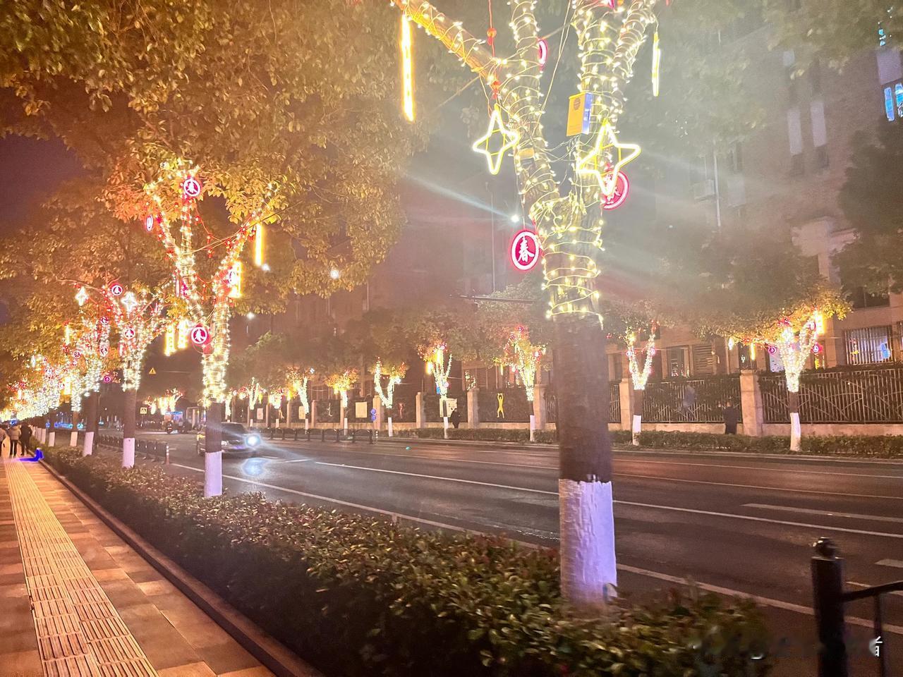 跨年的氛围拉起来，祝大家新的一年，拥抱变化，收获成长，2025更加精彩[庆祝][