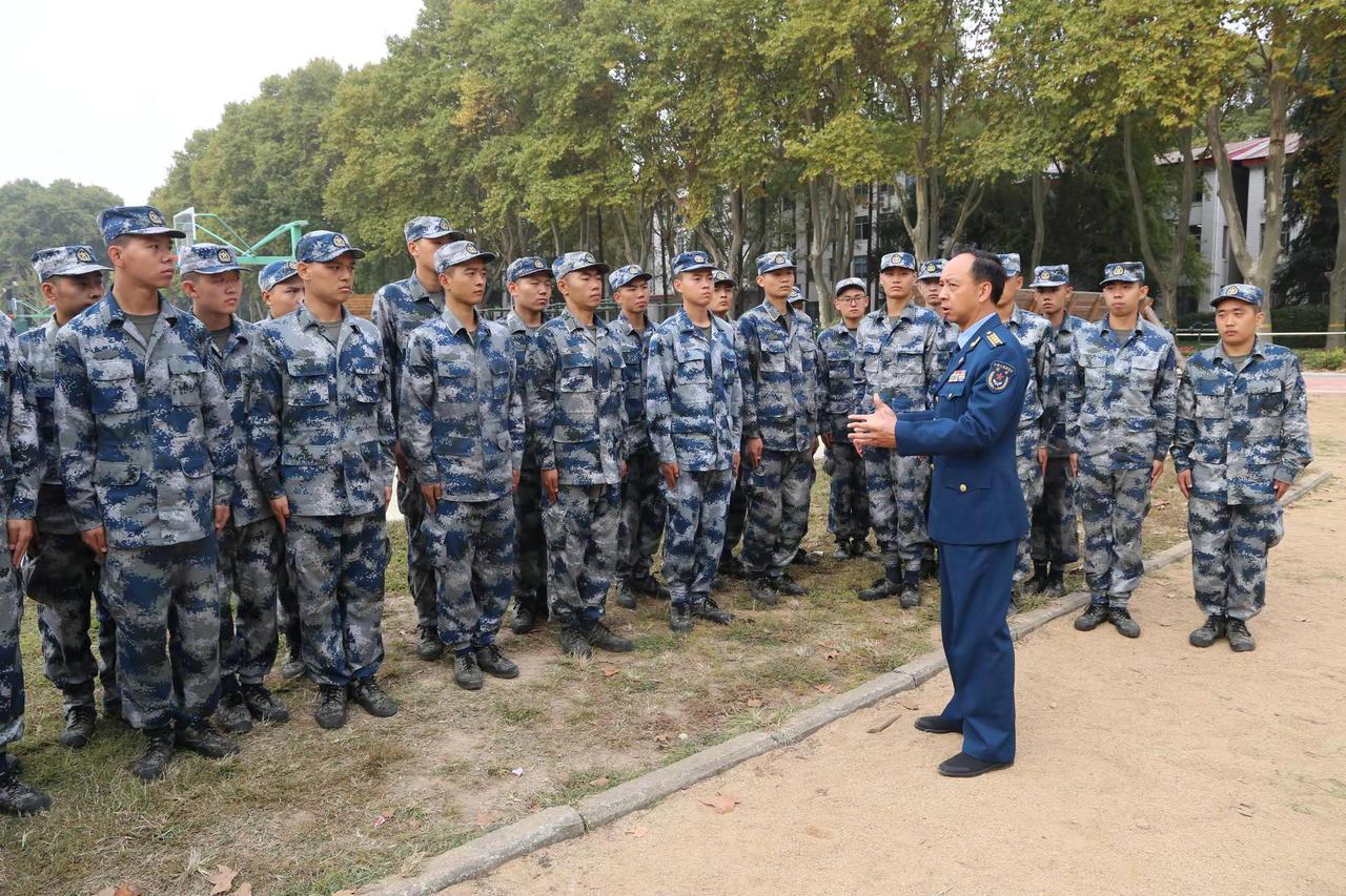 新兵蛋子。稚嫩的脸庞