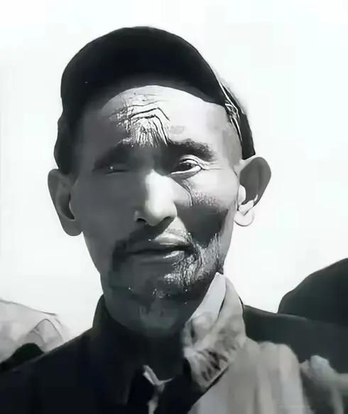 1952年大凉山深处，解放军从奴隶主手中解救出一名双眼溃烂的汉人。战士们看他挺遭