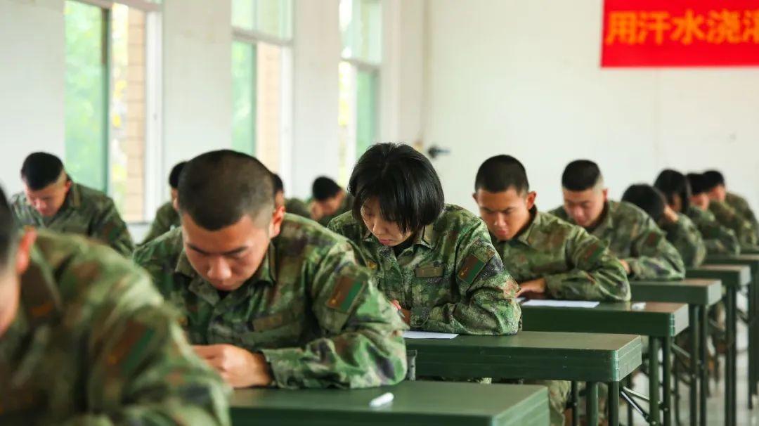 服役期间荣立个人三等功及以上奖励的退役大学生士兵免于考查，按平行志愿A志愿投档；